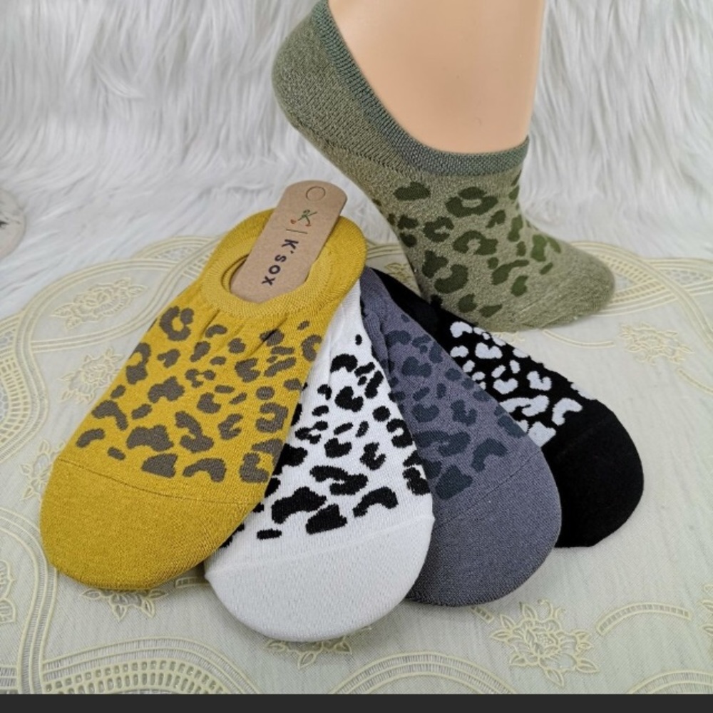 *2 PR LEFT* Cheetah No Show Footie Socks - Picture 1 of 6